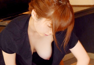 《おっぱいポロリ》「見た？♥」同僚の綺麗な奥さんの風呂上がり巨乳を拝見！エロすぎて夫が泥酔して寝てる横でNTR・SEX！