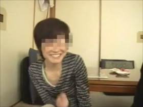【個人撮影】カメラに気づいて照れ笑う五十路人妻が可愛いソファーで営まれる不倫カップルの投稿映像