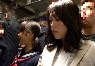 【親子丼痴丸】「む、娘はやめて…」スレンダー巨乳おっぱいの美ボディママと制服美少女が混雑した車内でオカされて膣内射精！