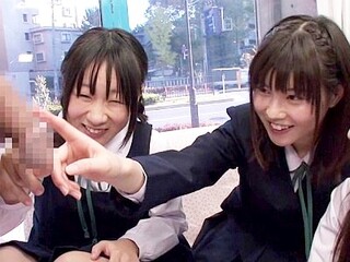 【MM号】修学旅行を楽しんでいる美少女たち♡ 巨根を受け入れて、パワフルに全身をいじられてしまう