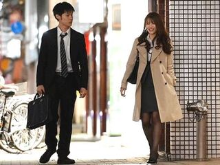 『終電ないなら…ウチ来れば？』彼女が自宅で待ってるのに同僚美女の家で宅飲み…ノーパンノーブラ部屋着で逆NTRエロセックス！