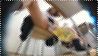 【女子校生のおしっこ】授業中、友達3人でペットボトル放尿チャレンジ。健康に良さそうな尿ウォーター完成！