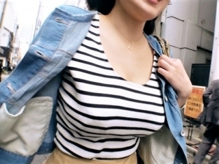 〖ハメ撮り〗神乳降臨 遠目に見ても目立つオッパイ 後ろからパンパン挿れてぇ～
