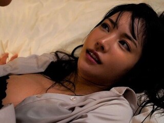 【楓カレン】スレンダー美女OLが童貞部下と相部屋でエロセックス！絶倫チンポを筆おろしピストンしてザーメンを連続射精！