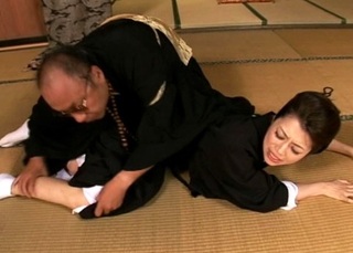 【未亡人熟女】ムラついた坊さんに狙われて拒みきれずにザーメン尽くしにされる美熟女