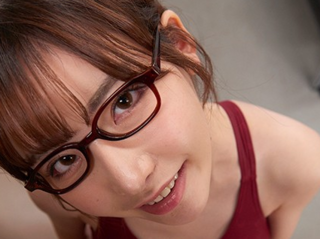 深田えいみ 黒メガネをかけて真面目な雰囲気の女の子でありながら、小悪魔的なささやき淫語の連発とエロいプレイ