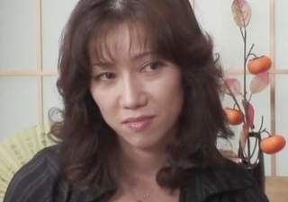 【美魔女】「ねぇ…挿れてみない？♡」自慰行為中に来た若者を下半身すっぽんぽんで迎えて誘惑するスレンダー巨乳おっぱい熟女
