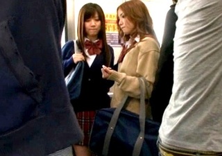 【電車痴漢】「や、やめろぉぉ！」清楚美少女と美人ギャルの２人の友だちが車内でお触りされて無理やりしゃぶらされる！！