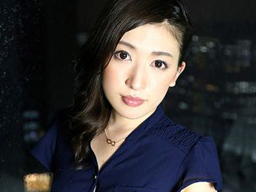 全くコミュニケーションがない夫との冷めきった生活にうんざりして不倫サイトにアクセスする人妻