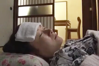 〈エロドラマ〉エロ娘が出戻って来た！病に伏してる妻を余所に早速父は娘の乳揉む。後は日中から近親相姦。エッチな弟が覗いていますww