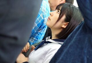 JKが電車で痴漢に襲われて手マンで潮吹きの駅弁ファックで中出し 皆月ひかる
