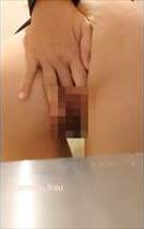 無修正・自画撮り 買い物途中に公衆トイレでオナニー撮影しちゃう人妻の投稿動画がエロス