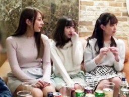 「イェ～イ」皆でヤレば怖くない？女子大生3人組がナンパしてされてラブホで王様ゲーム♡