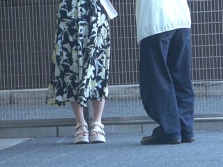 【人妻ナンパ】上品で細身巨乳な美魔女おばさんにエッチなアンケート！デカ尻とパンツ披露して欲情した奥さんをお持ち帰り不倫H
