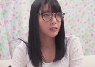 【人妻ナンパｘ連続中出し】「す、少しなら…♡」おしゃれ眼鏡、スレンダー巨乳おっぱいの素人奥様を口説いて膣内射精セックス！