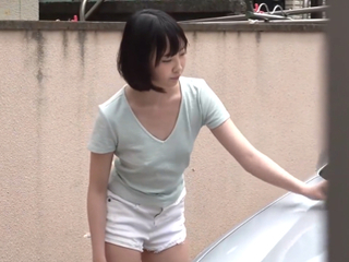 Tシャツ短パンにノーブラの無防備な格好で洗車してる近所のちっぱい娘…ピン勃ち乳首が見たくて近づいたら水ぶっかけられ…