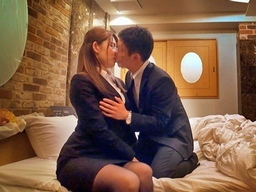 憧れの人妻OLと一夜を共にしガマンできない後輩男子くん♥
