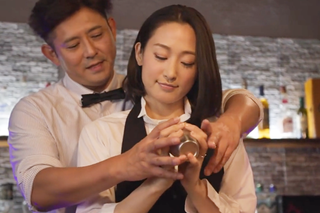 〈人妻物語〉家計を助けるためにバーでバイトする妻に店長がちんぽ晒して寄せて来る！デデデ、デッカ―♡ww