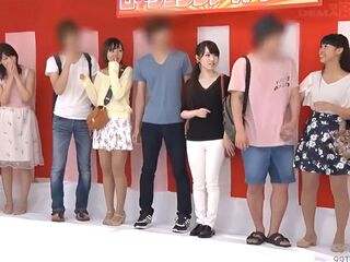 カップル対抗の羞恥な”NTR”スワップ企画！寝取りゲームに挑んだエロ巨尻JDが彼氏の隣で声我慢…強制中出しで痙攣エビ反り