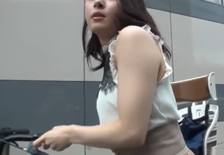 人妻ナンパ「あ、はい？」ママチャリ乗ってるムチムチ美乳おっぱいの清楚美人な奥様に童貞くんの筆下ろしSEXをお願い！