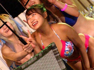 美女たちで賑わうサマースポットで怒濤の痴漢強姦レイプ凌辱セックス！混雑の死角をついて蒸れたオマンコに精子注入！