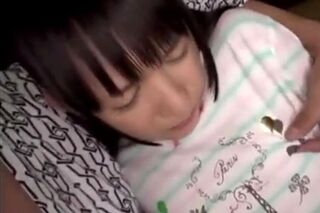 ロリ少女がパイパンを弄られて潮吹きアクメして中出しセックス 小西まりえ