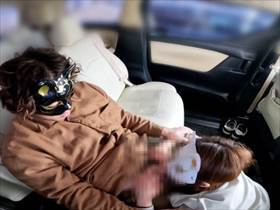 【個人撮影】車内でイチャイチャ前戯が始まる不倫カップル投稿映像！フェラ→バックで挿入