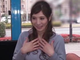 ナンパしたアラフォー人妻にエッチなインタビュー！若いチンポの誘惑に負けて中出しSEX！
