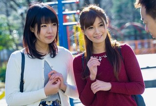 ☆人妻ナンパ☆ ２４歳と２６歳だという最近めっきり回数の減った旦那さんとのセックスライフに不満をもつ仲良しママ友二人組がとびきりスケベな淫乱メス犬に豹変！言葉巧みなナンパ師の口車に乗せられてさらけ出した剥き出しの雌穴を極太バイブで虐め抜かれて激しく興奮した人妻たちが魅せる淫らな姿を見逃すな！