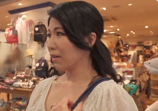 人妻ナンパ「え、え、ダメよｗ」スレンダー巨乳おっぱいの清楚美人な素人美魔女・美熟女おばさんの自宅にあがりこみ膣内射精！
