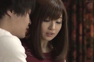 初恋相手である母親の友人(新山沙弥)とセックス