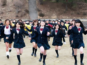 ［１００人×中出し］内容がヤバイという事で絶版へ…野外で逃げる少女達を捕まえ狂ったように中出しする鬼企画