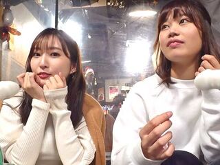 居酒屋でクリスマスデートしてるカップルの美女彼女がマジックミラー越しに彼氏を待たせマシンバイブで潮吹き＆エロ乱交セックス⁉