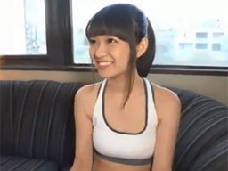 陸上部のロリカワ女子大生がジョギング中から発情！トレーニング後に先輩と…